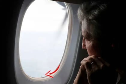Otro de los detalles que suele pasar inadvertido dentro de una aeronave es el pequeño orificio que tienen las ventanillas