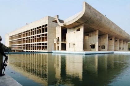 Otro de los edificios incluido en la lista de la Unesco es el parlamento o asamblea de Chandigarh, al norte de India