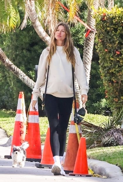 Otro de los exángeles de Victoria's Secret que fue sorprendida por los paparazzis fue Gisele Bündchen. Embarazada de Joaquim Valente, la top model fue fotografiada haciendo ejercicio junto a su perro por su vecindario en Miami