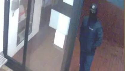 Otro de los ladrones fue fotografiado por las cámaras de seguridad en el estacionamiento