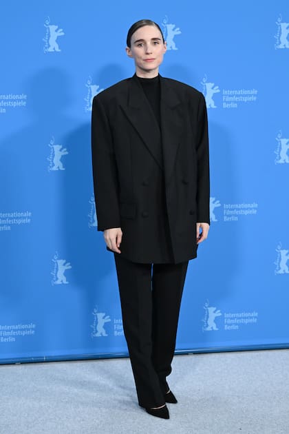 Otro de los looks de Rooney Mara en la Berlinale 2024, esta vez para la sesión de fotos previa al estreno de La Cocina. Para esta oportunidad, la actriz optó de nuevo por un look total black pero cambió el vestido por un traje, una camiseta y un saco oversize
