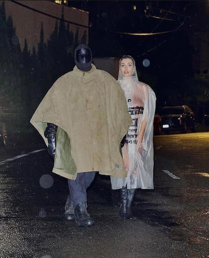 Otro de los looks donde Bianca apareció solo cubierta por un traje para la lluvia transparente. Debajo, la ausencia de ropa interior llamó la atención