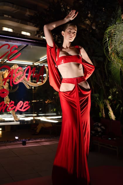 Otro de los osados diseños de Grace. En la espalda tiene una pieza de oro con terminaciones de coral que se puede quitar y usar como collar.