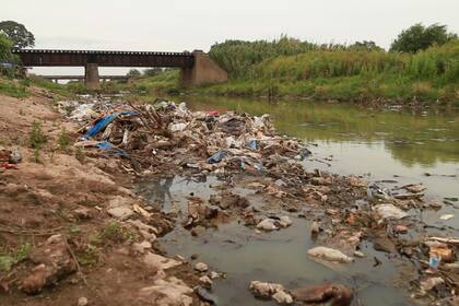 Otro de los principales problemas del barrio es la basura. Como el camión recolector no entra, las familias tiran todo tipo de residuos en el arroyo o la queman.