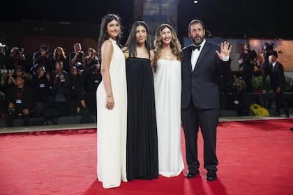 Otro de los protagonistas del film, Adam Sandler, posó junto a su esposa Jackie y sus hijas Sunny y Sadie