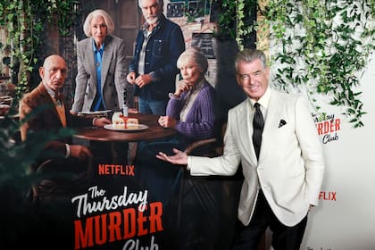 Otro de los protagonistas, Pierce Brosnam, también posó junto al afiche oficial de la película, que también cuenta en su elenco con Ben Kingsley, Celia Imrie, Naomi Ackie, Tom Ellis y Jonathan Pryce