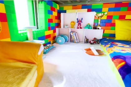 Otro de los rincones de la colorida casa que construyeron Vlad y Niki