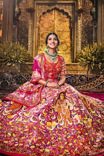Otro de los vestidos que Radhika lució el día de su boda. Diseñada por Abu Jani
Sandeep Khosla, una prenda con 12 paneles
de lehenga con figuras pintadas a mano que
representan la felicidad de los recién casados.