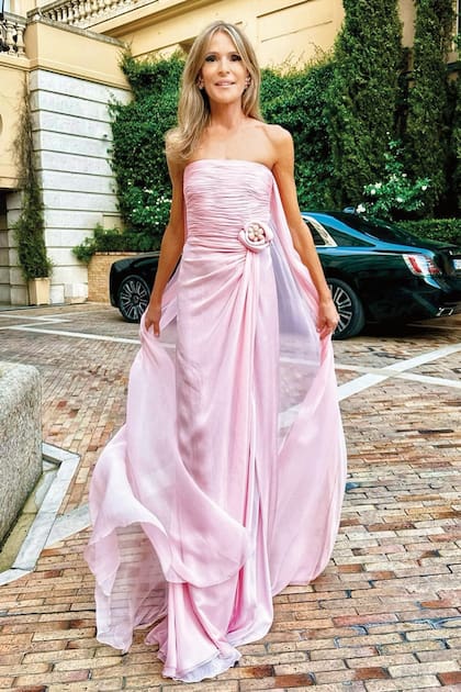 Otro de sus favoritos, un strapless
drapeado, con flor en la cintura, cola
y falda larga