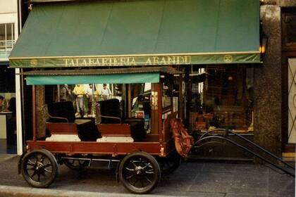 Otro de sus negocios fue poner un local de carruajes y una galería de arte de pintores costumbristas