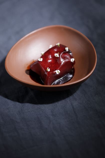 Otro de sus platos: molleja, cereza y remolacha