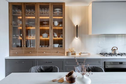 Otro detalle amoroso: los cajoncitos pensados para cosas chicas, esas que nunca parecen encontrar un lugar propio. Apliques de luz (La Feliz).