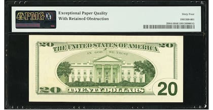 Otro detalle caracteristico del billete es que en el reverso presenta el número de valor nominal "20" más grande en el extremo inferior derecho para que sea más legible para aquellos con problemas de visión