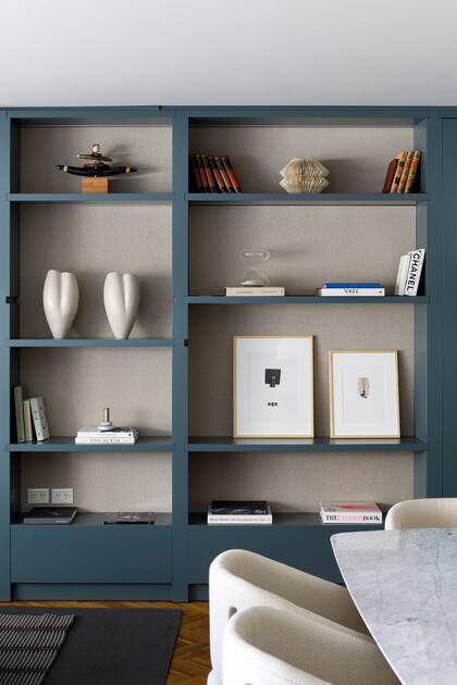 Otro detalle para la biblioteca: la espalda está entelada (URBANO estudio). Objetos de cerámica (Majo D’Onofrio).