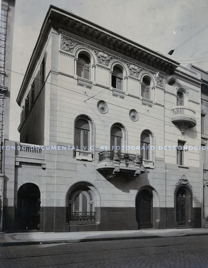 Otro edificio de Colombo, la residencia de Alberto Benarós, en Azcuénaga 1145.