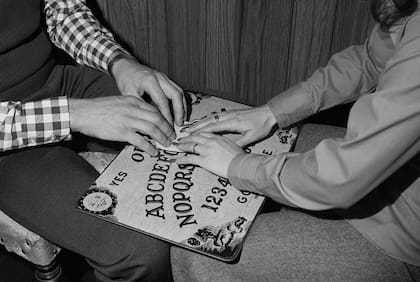 Otro elemento que Blatty adaptó fue el uso de la tabla Ouija como detonante de la posesión