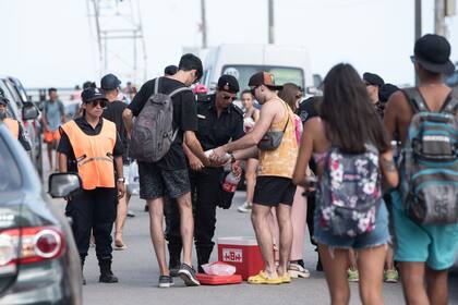Otro episodio de violencia que involucra a los jóvenes tuvo lugar en Villa Gesell; en redes sociales se difundió un insólito y dramático video sobre una guerra de botellas