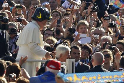 El papa Francisco paseando por la Plaza San Pedro con un casco de bomberos que le acercaron