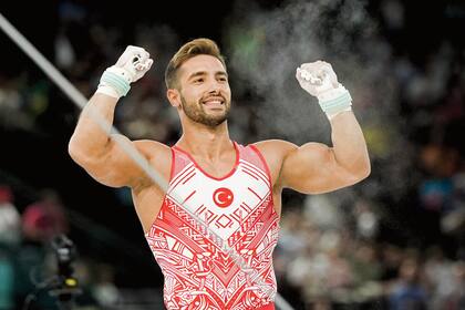 Otro gimnasta, el turco Íbrahim Çolak (29), también generó suspiros por sus brazos esculturales.