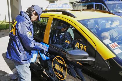 Uno de los taxis secuestrados en el operativo hecho en la terminal de ómnibus de Retiro