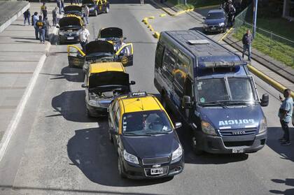 El operativo de la Policía Federal en la terminal de ómnibus de Retiro por la sindicada mafia de los taxis