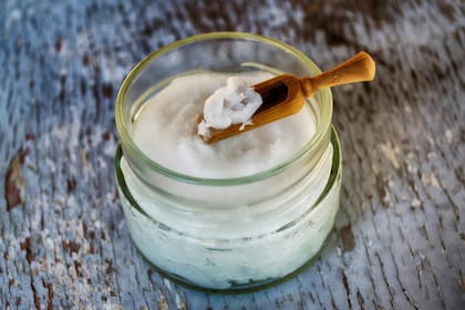 Otro gran remedio natural para cuidar la piel es el exfoliante de aceite de coco y azúcar