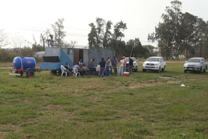 Otro grupo de productores al costado de la ruta