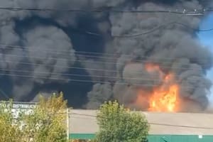 Gran incendio en una fábrica de pinturas en Moreno: trabajan 25 dotaciones de bomberos