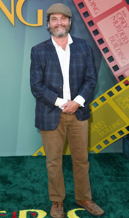 Otro intérprete que sabe hacer reír: el actor Zach Galifianakis, quien posó para los fotógrafos con un look bien informal
