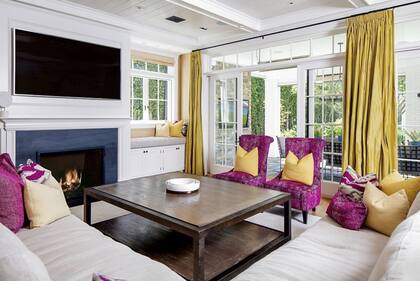 Otro living para echarse y ver películas con la chimenea de fondo. Crédito: Backgrid