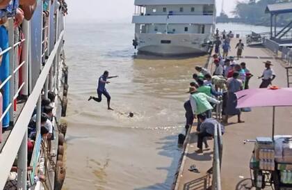 Otro marinero se tira al agua a dar auxilio.