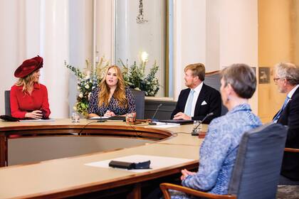 Otro momento clave en su vida institucional fue cuando empezó a formar parte del Consejo de Estado, el órgano asesor más importante del gobierno neerlandés, un puesto que le corresponde por derecho desde que llegó a la mayoría de edad. En la foto se la ve el día de su incorporación, cuando dio su primer discurso público en una sesión extraordinaria celebrada en el salón de baile del Palacio Kneuterdijk de La Haya.