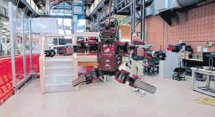 Otro momento de la película, en la que las redes interconectan con la tecnología robótica