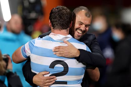 Otro momento feliz; un abrazo con el head coach Michael Cheika, tras el éxito sobre Nueva Zelanda