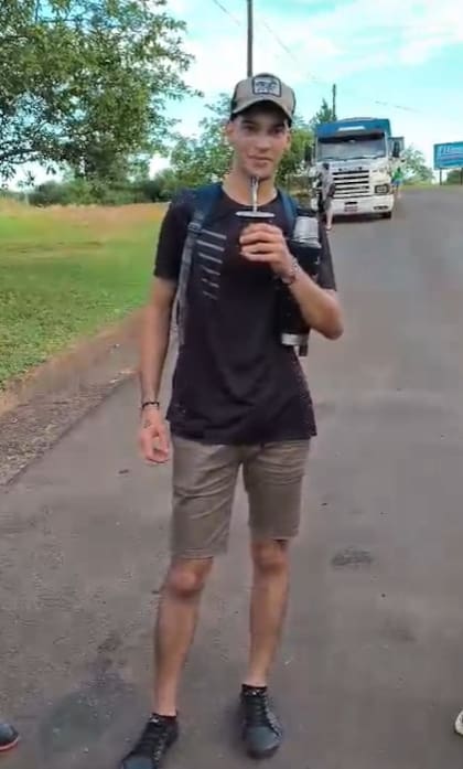 Otro muchacho, mate en mano, a punto de cruzar en la balsa. Nunca había ido a Brasil