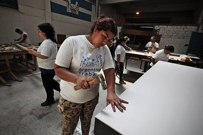Otro mundo. En el obrador del kilómetro 31 de la ruta 3, que depende del municipio de La Matanza, los cooperativistas reciben asistencia, capacitación, herramientas y materiales.
