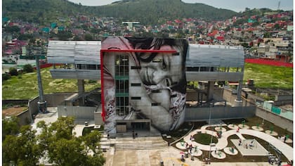 Otro mural del artista islandés Guido Van Helten, en la estación de teleférico
