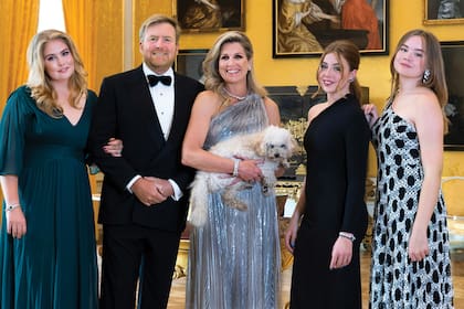 Otro posado familiar en el palacio de Huis ten Bosch, esta vez en la Navidad de 2022 y acompañados por Mambo, la mascota de la casa.