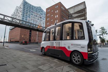 Otro prototipo de autobús, apodado Olli y construido por Local Motors, se está sometiendo a pruebas en el distrito de Schöneberg de Berlín, con planes de construir 50 modelos en 2017