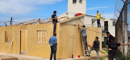 Otro proyecto en el que trabajan es el de casas prefabricadas para personas en situación de calle