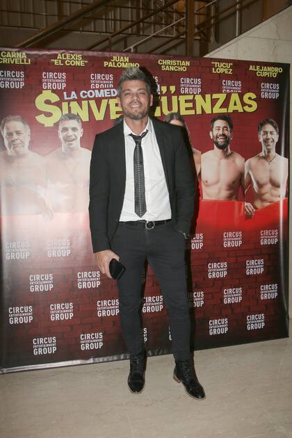 Otro que estará en el reality producido por Laflia para América es el ganador del ciclo de 2011 de Gran Hermano, Cristian Urrizaga, quien lució un elegante traje para la ocasión