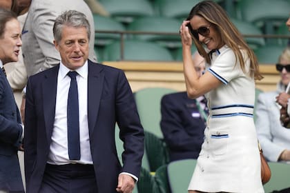 Otro que estuvo entre los asistentes fue Hugh Grant, que optó por un formal traje para disfrutar del partido que enfrentó al español Carlos Alcaraz con el ruso Daniil Medvedev