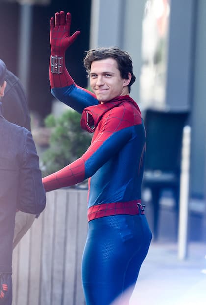 Otro que fue capturado en plena acción fue Tom Holland. El encargado de volver a calzarse el traje de El Hombre Araña en la próxima película de Marvel, Spider-Man: Brand New Day, se encuentra rodando en Escocia. Al percatarse de la presencia de algunos fanáticos, el joven de 28 años se quitó la máscara y los saludó fervientemente.