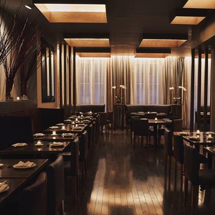 Otro restaurante japonés que aparece en la lista es BondST, donde sirven sushi de alta calidad y platos japoneses en un ambiente elegante y moderno.