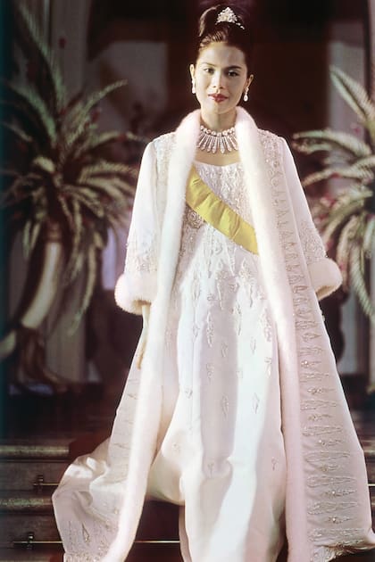 Otro retrato publicado en Vogue, en 1965, donde se la ve a Su Alteza Real coronada y con traje de gala que acompañó con capa ribeteada en piel