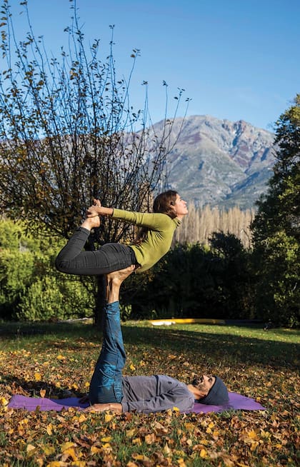 Otro ritual de la vida en pareja: las sesiones de yoga al aire libre de Jade y Juanpa.