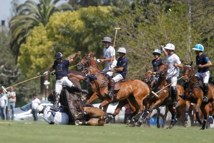 Otro semáforo por acá: en La Dolfina vs. La Ensenada, el caballo de Alfredo Bigatti se fue de manos y cayó, y se lo llevó por delante el de David Stirling; el jugador de Chascomús se levantó en seguida y el uruguayo, tras un rato en el suelo, siguió sin problemas.