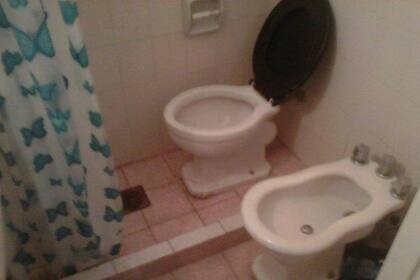 Otro singular baño, compartido por un usuario que asegura haberlo alquilado para unas vacaciones