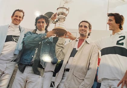 Otro título, de Los Indios, en el Jockey: Juan Carlos Echeverz, con Horacito y Pepe Heguuy y Santiago Nagore