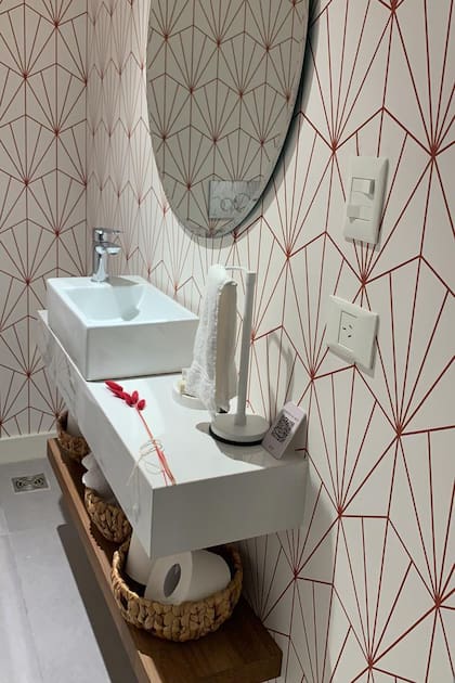 Otro toilette que también eligió un empapelado en tono rojo pero con diseño geométrico